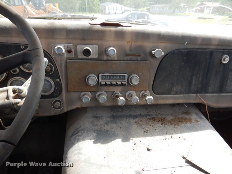 image for item IQ9505 1968 International Fleetstar 2000  semi truck