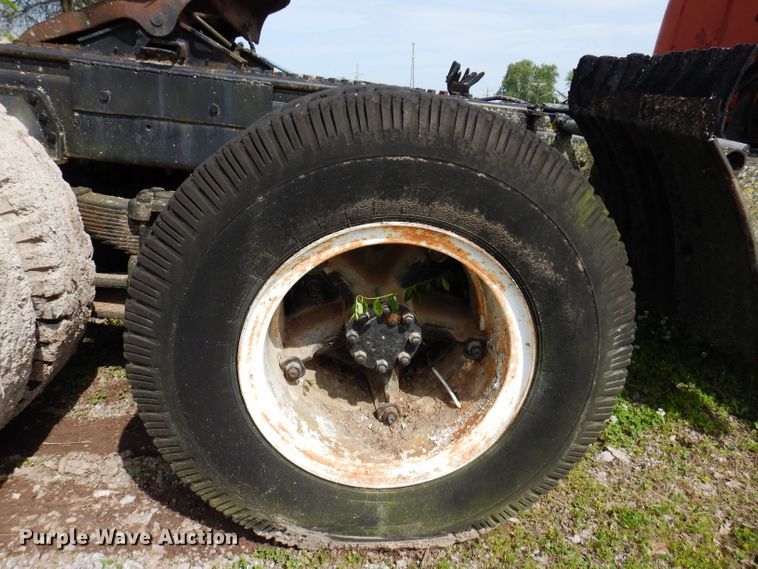 image for item IQ9505 1968 International Fleetstar 2000  semi truck