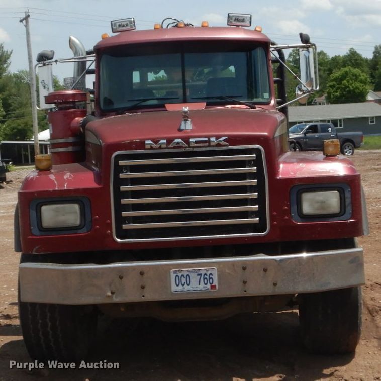 image for item IQ9512 1997 Mack RD688S  log loader truck
