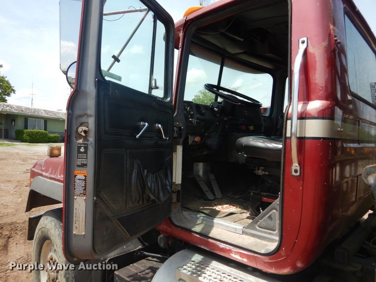 image for item IQ9512 1997 Mack RD688S  log loader truck