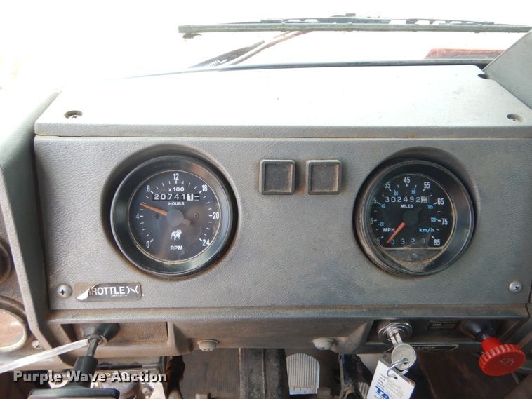 image for item IQ9512 1997 Mack RD688S  log loader truck