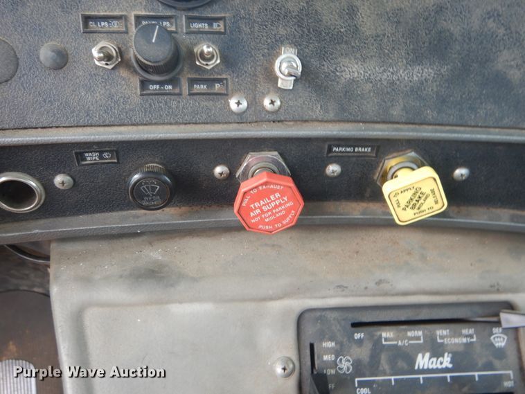 image for item IQ9512 1997 Mack RD688S  log loader truck