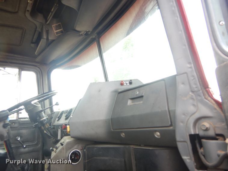 image for item IQ9512 1997 Mack RD688S  log loader truck