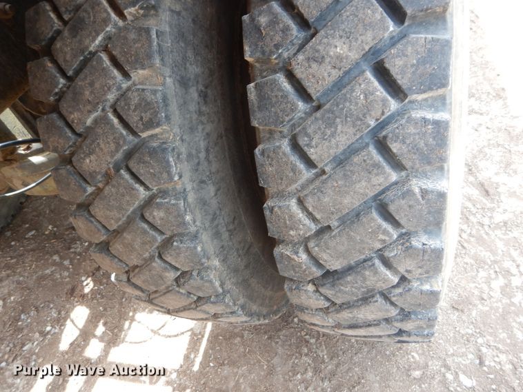 image for item IQ9512 1997 Mack RD688S  log loader truck