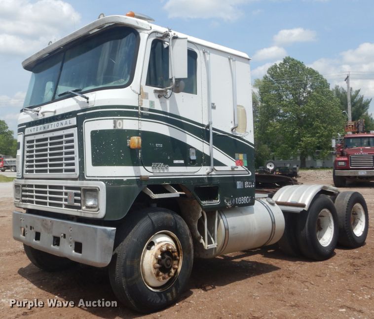 image for item IQ9514 1982 International CO-9670 XL Series  semi truck