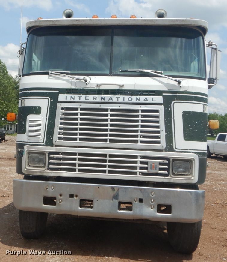 image for item IQ9514 1982 International CO-9670 XL Series  semi truck