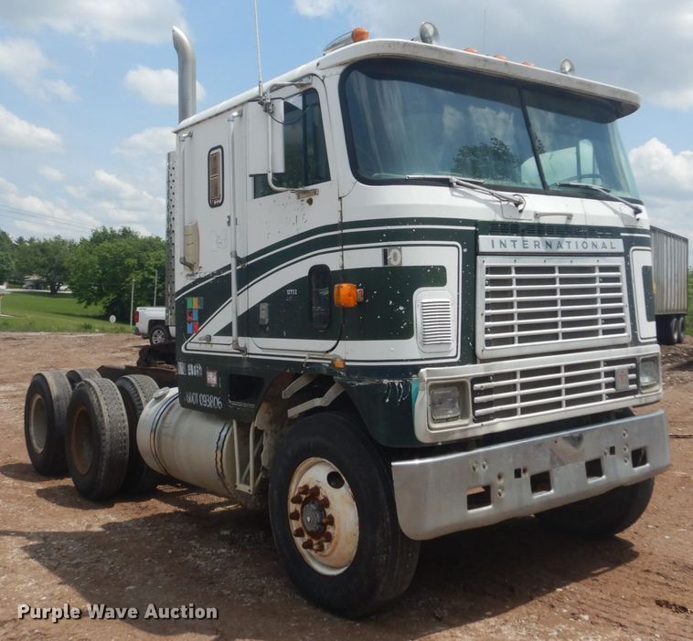 image for item IQ9514 1982 International CO-9670 XL Series  semi truck