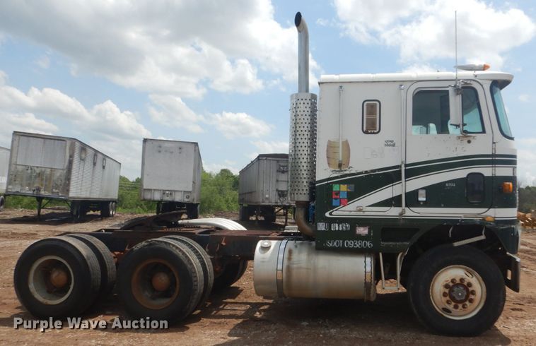 image for item IQ9514 1982 International CO-9670 XL Series  semi truck