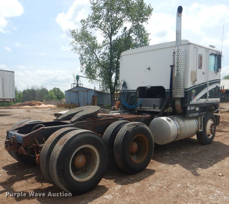 image for item IQ9514 1982 International CO-9670 XL Series  semi truck