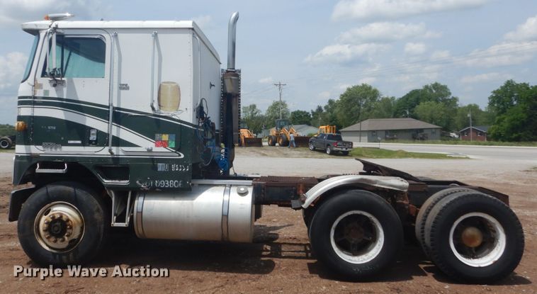 image for item IQ9514 1982 International CO-9670 XL Series  semi truck