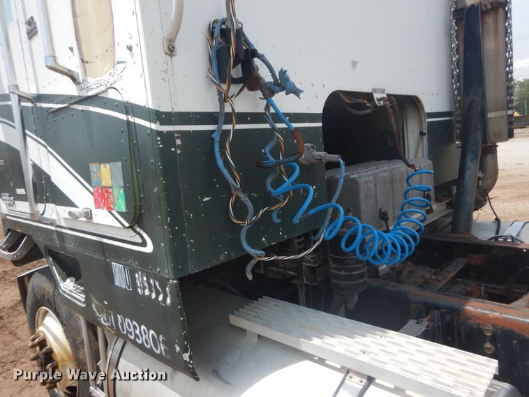 image for item IQ9514 1982 International CO-9670 XL Series  semi truck