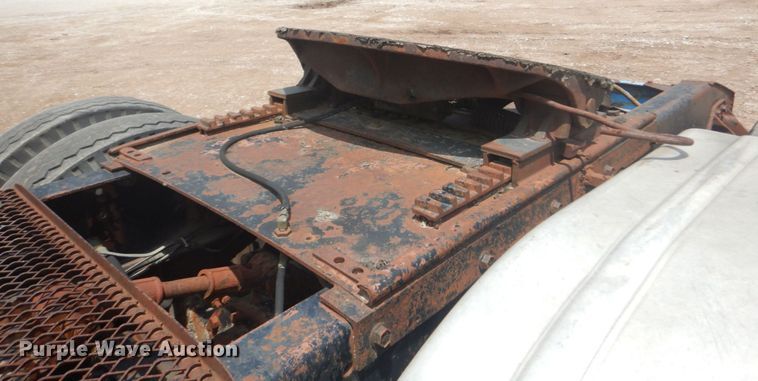 image for item IQ9514 1982 International CO-9670 XL Series  semi truck