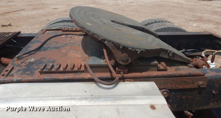 image for item IQ9514 1982 International CO-9670 XL Series  semi truck