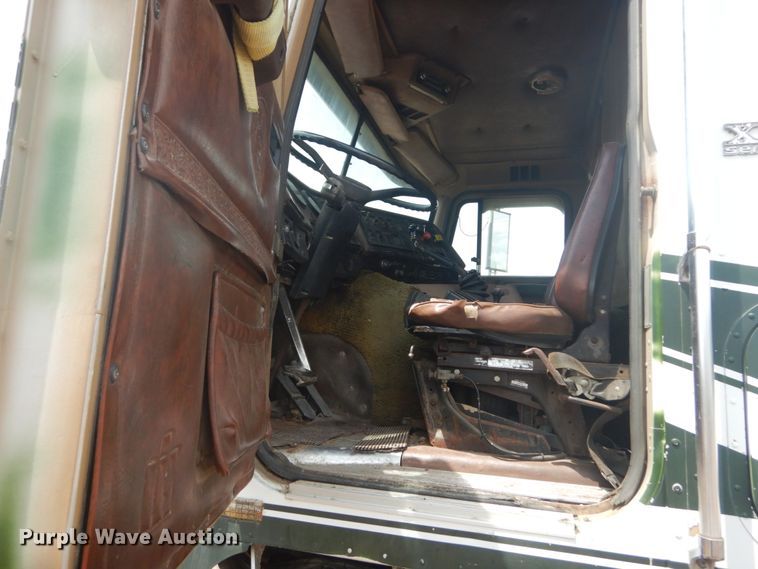 image for item IQ9514 1982 International CO-9670 XL Series  semi truck