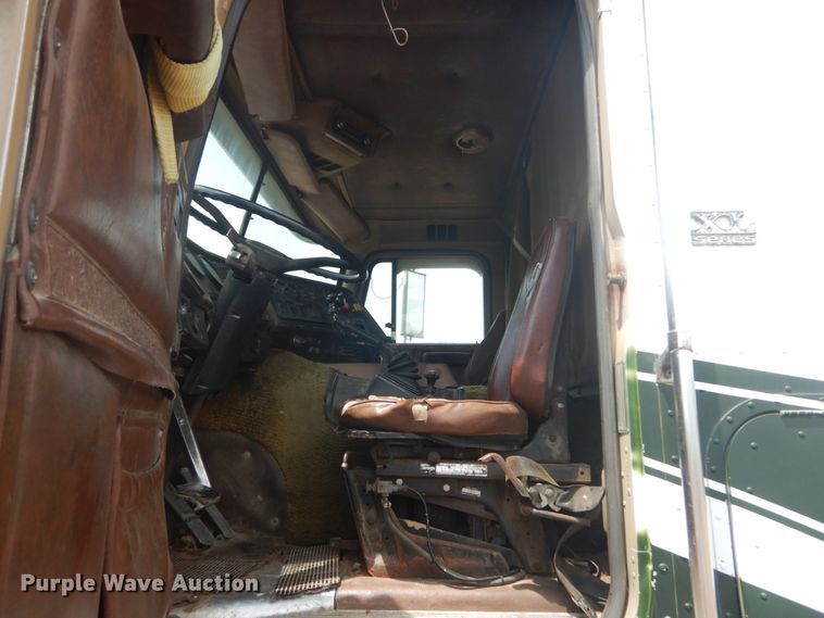 image for item IQ9514 1982 International CO-9670 XL Series  semi truck