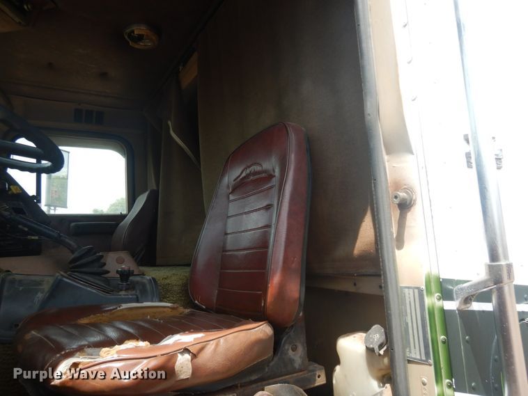 image for item IQ9514 1982 International CO-9670 XL Series  semi truck