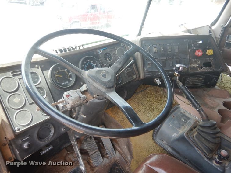 image for item IQ9514 1982 International CO-9670 XL Series  semi truck