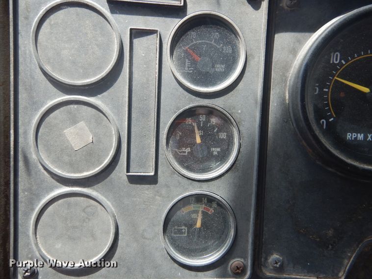 image for item IQ9514 1982 International CO-9670 XL Series  semi truck