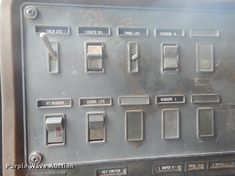 image for item IQ9514 1982 International CO-9670 XL Series  semi truck