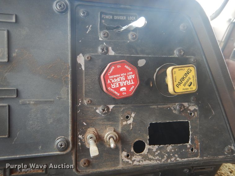 image for item IQ9514 1982 International CO-9670 XL Series  semi truck