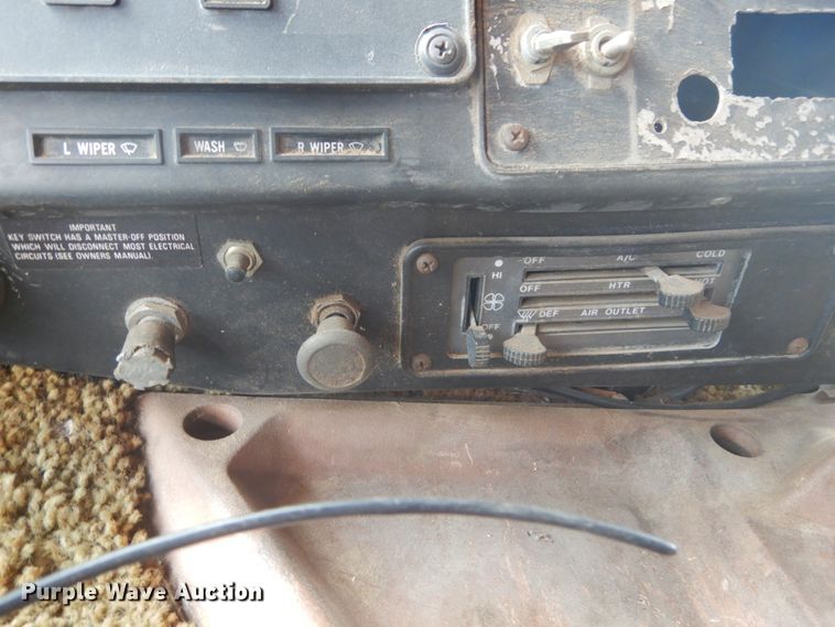 image for item IQ9514 1982 International CO-9670 XL Series  semi truck