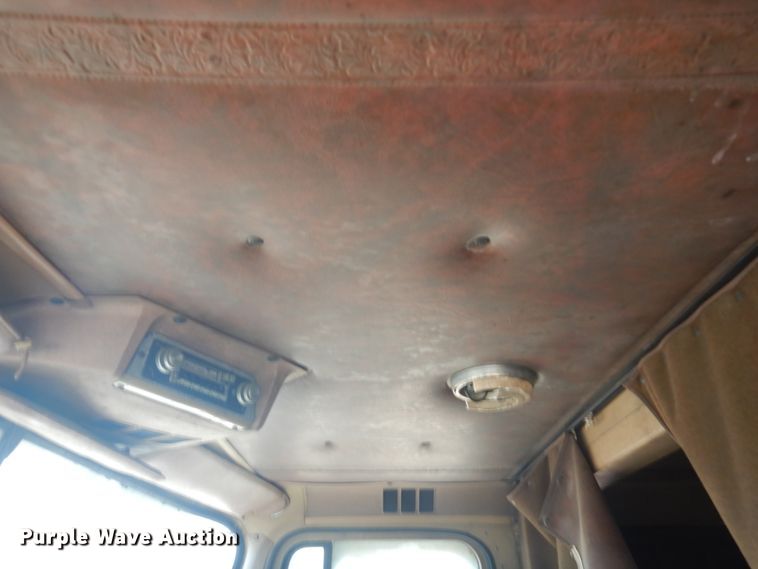 image for item IQ9514 1982 International CO-9670 XL Series  semi truck