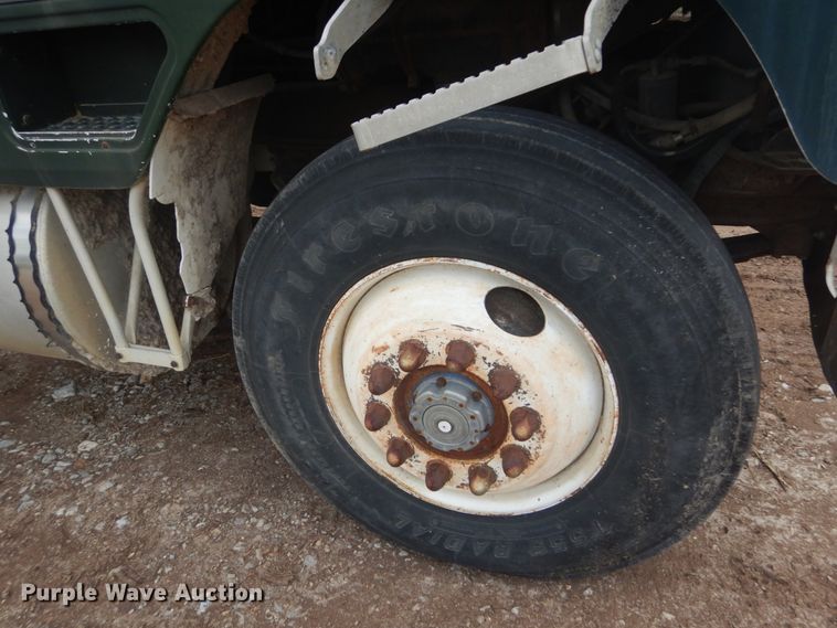 image for item IQ9514 1982 International CO-9670 XL Series  semi truck