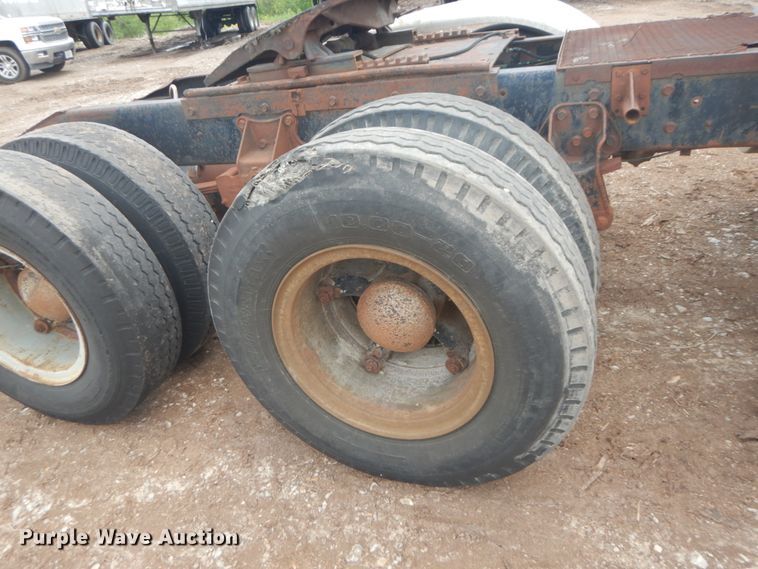 image for item IQ9514 1982 International CO-9670 XL Series  semi truck