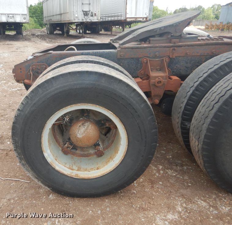 image for item IQ9514 1982 International CO-9670 XL Series  semi truck