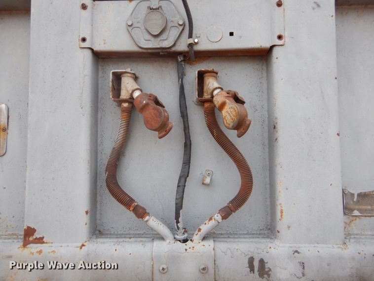 image for item IQ9517 1977 Fruehauf FB-79-F2-40  dry van trailer