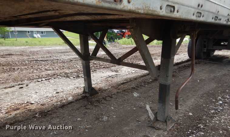 image for item IQ9517 1977 Fruehauf FB-79-F2-40  dry van trailer