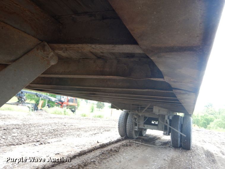 image for item IQ9517 1977 Fruehauf FB-79-F2-40  dry van trailer