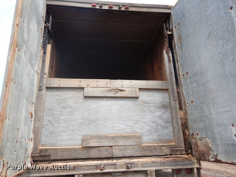image for item IQ9517 1977 Fruehauf FB-79-F2-40  dry van trailer