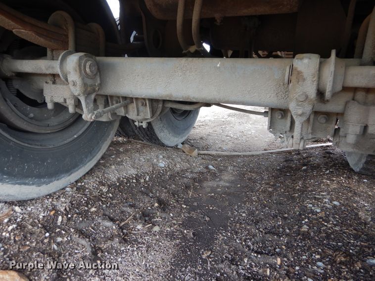 image for item IQ9517 1977 Fruehauf FB-79-F2-40  dry van trailer