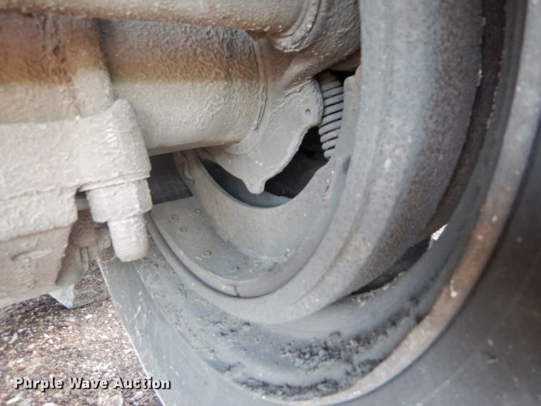 image for item IQ9517 1977 Fruehauf FB-79-F2-40  dry van trailer