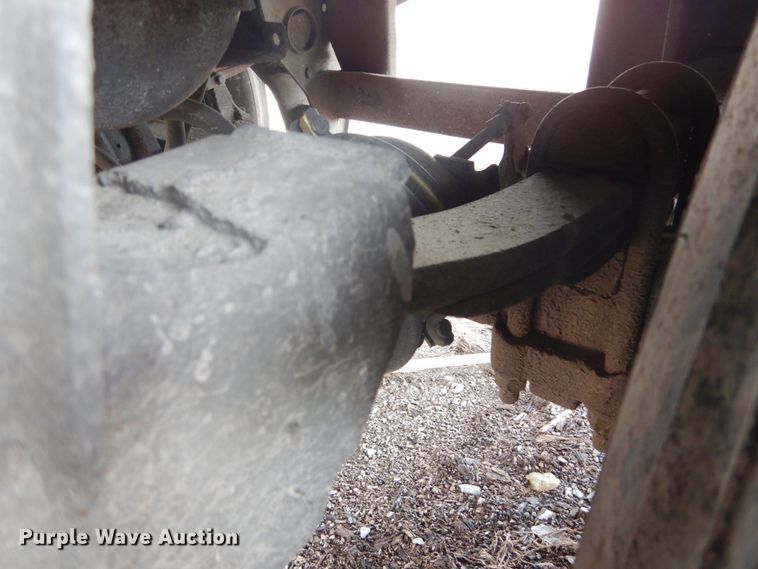 image for item IQ9517 1977 Fruehauf FB-79-F2-40  dry van trailer