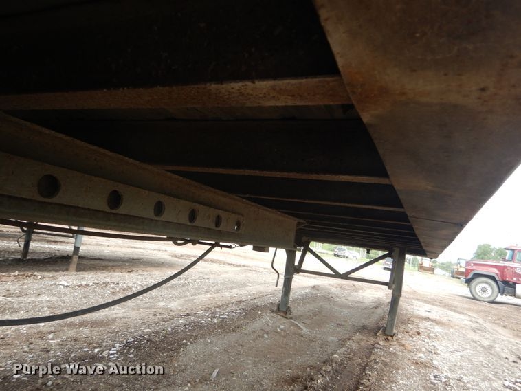 image for item IQ9517 1977 Fruehauf FB-79-F2-40  dry van trailer