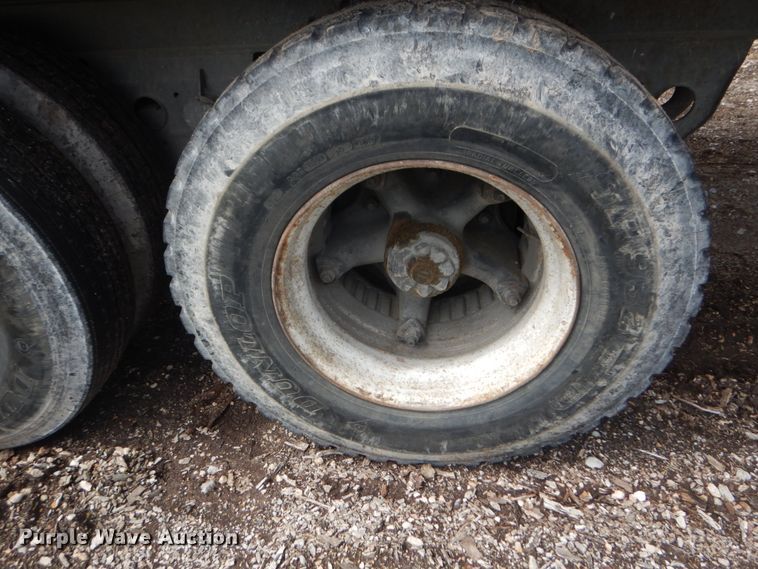 image for item IQ9517 1977 Fruehauf FB-79-F2-40  dry van trailer