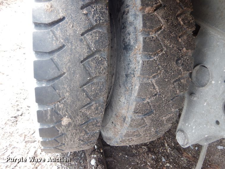 image for item IQ9517 1977 Fruehauf FB-79-F2-40  dry van trailer