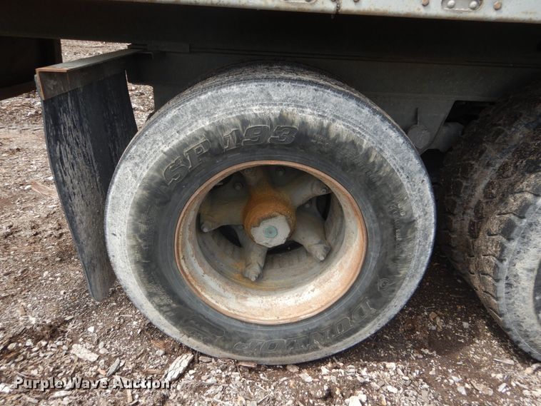 image for item IQ9517 1977 Fruehauf FB-79-F2-40  dry van trailer