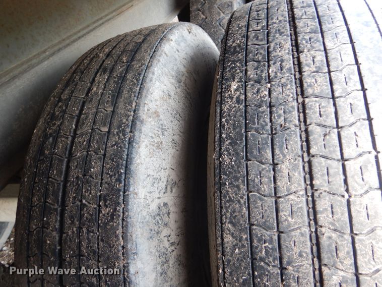 image for item IQ9517 1977 Fruehauf FB-79-F2-40  dry van trailer