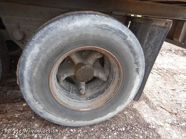 image for item IQ9517 1977 Fruehauf FB-79-F2-40  dry van trailer