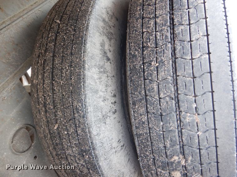 image for item IQ9517 1977 Fruehauf FB-79-F2-40  dry van trailer