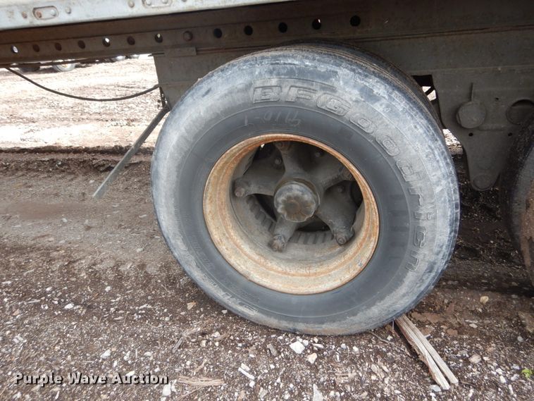 image for item IQ9517 1977 Fruehauf FB-79-F2-40  dry van trailer