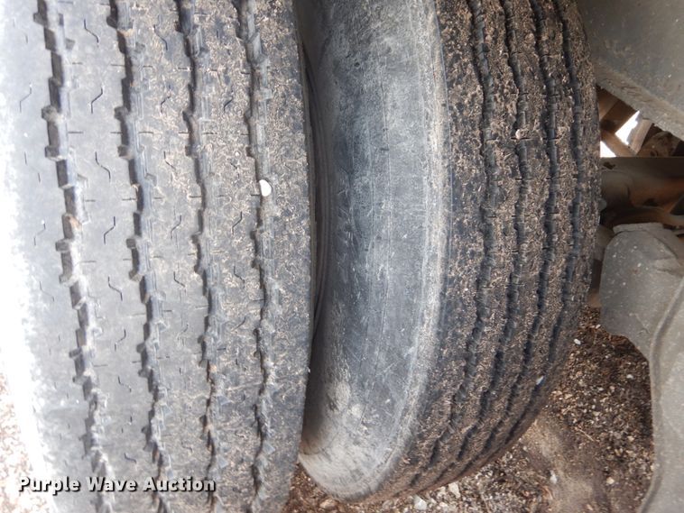 image for item IQ9517 1977 Fruehauf FB-79-F2-40  dry van trailer