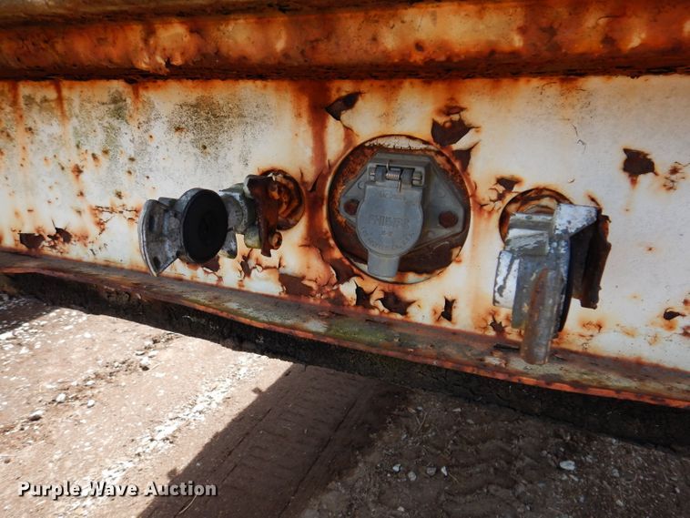 image for item IQ9521 1983 Utility FS2CH  side curtain trailer