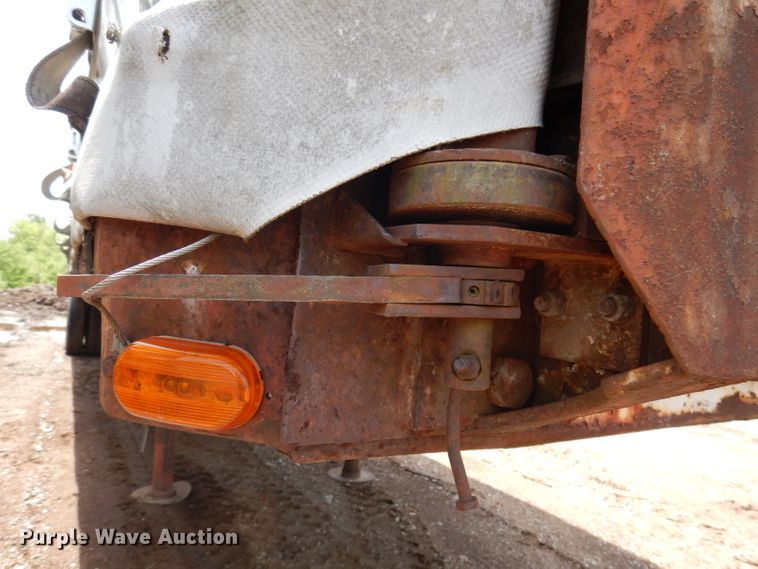 image for item IQ9521 1983 Utility FS2CH  side curtain trailer