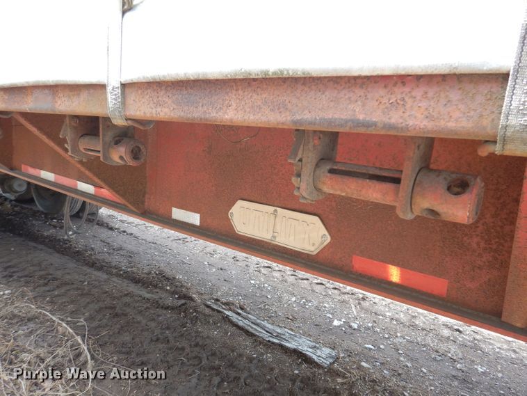 image for item IQ9521 1983 Utility FS2CH  side curtain trailer