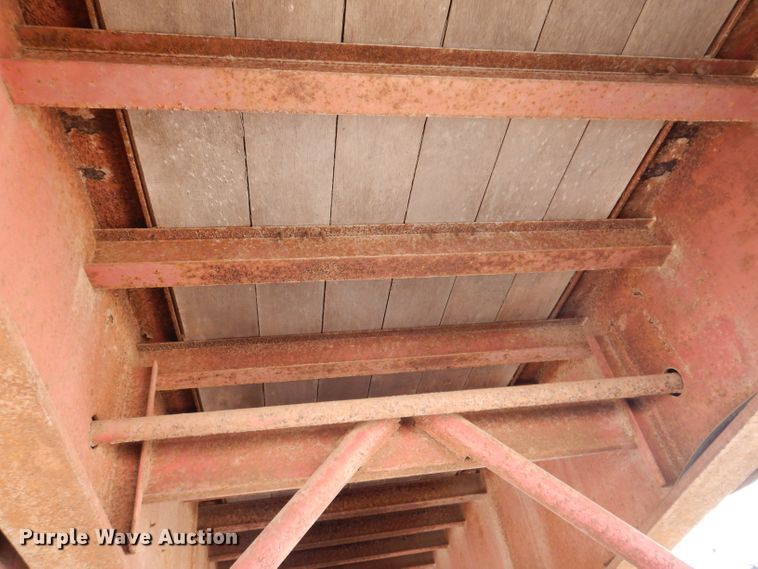 image for item IQ9521 1983 Utility FS2CH  side curtain trailer