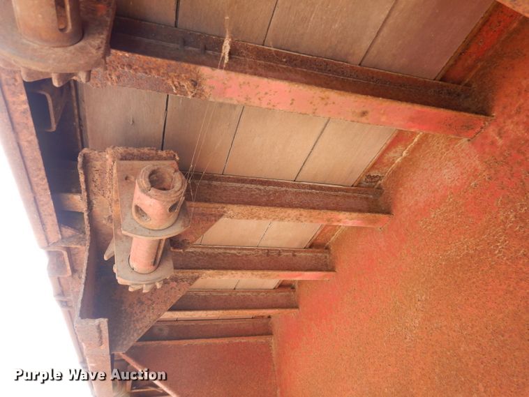 image for item IQ9521 1983 Utility FS2CH  side curtain trailer